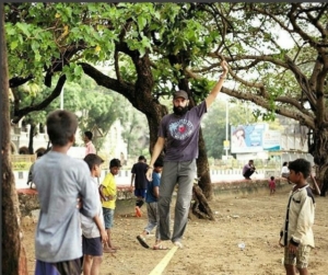 Falling_off_slackline_near_ground